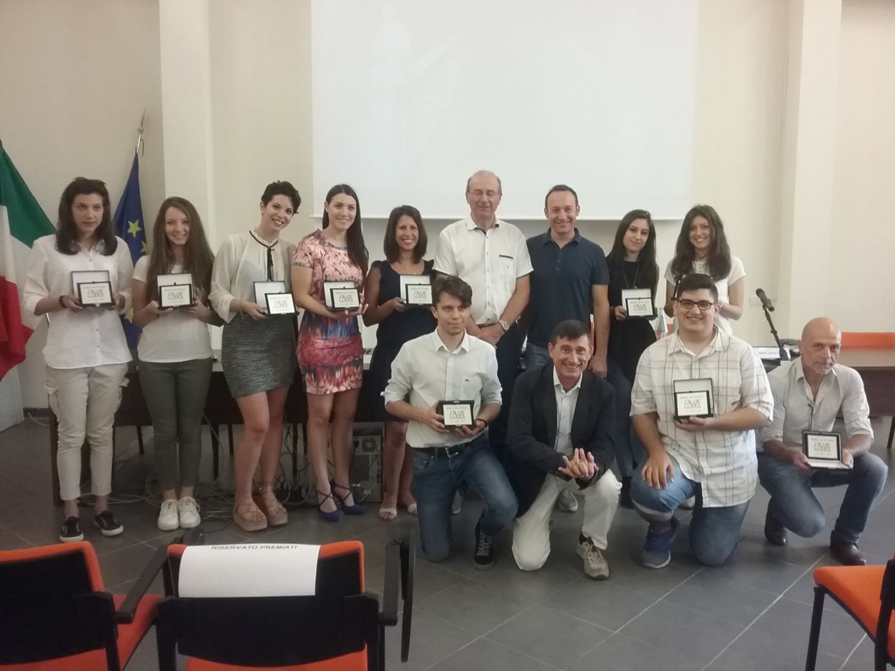 Foto Ricordo Studenti, Presidente, Vice Presidente e Prof. Manfredini